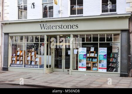 Una delle (8) immagini in questa breve serie relative alle popolari high street le aziende di commercio al dettaglio e periodo locale architettura. Waterstones bookshop visualizzati qui. Foto Stock