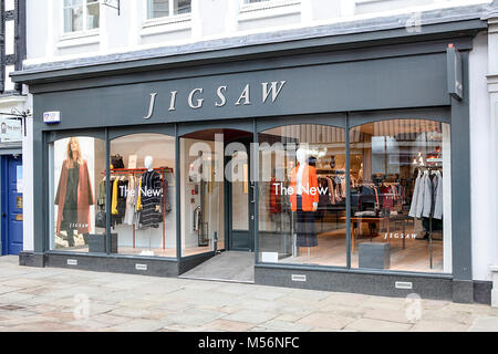 Una delle (8) immagini in questa breve serie relative alle popolari high street le aziende di commercio al dettaglio e periodo locale architettura. JIGSAW retail outlet visualizzati qui. Foto Stock