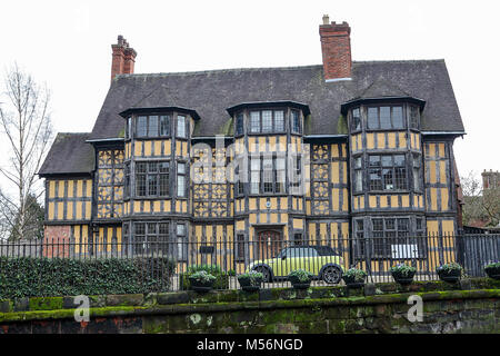 Una delle (8) immagini in questa breve serie relative alle popolari high street le aziende di commercio al dettaglio e periodo locale architettura. Visto qui è il castello di casa Gates. Foto Stock