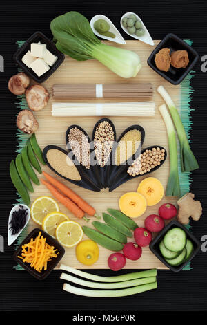 Macrobiotica la dieta della salute alimentare con soba e udon noodles, cereali, legumi, ortaggi, wasabi incolla e dadi, tofu, miso e frutta. Foto Stock
