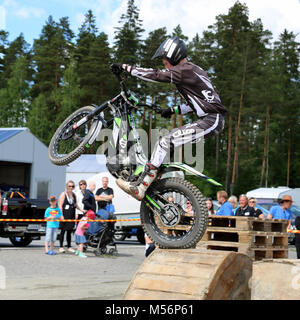 LOIMAA, Finlandia - 15 giugno 2014: campione finlandese Timo Myohanen fornisce al pubblico un eccitante spettacolo in motocicletta prove a HeMa Show 2014 in Loimaa, Foto Stock