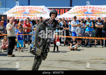 LOIMAA, Finlandia - 15 giugno 2014: campione finlandese Timo Myohanen fornisce al pubblico un eccitante spettacolo in motocicletta prove a HeMa Show 2014 in Loimaa, Foto Stock