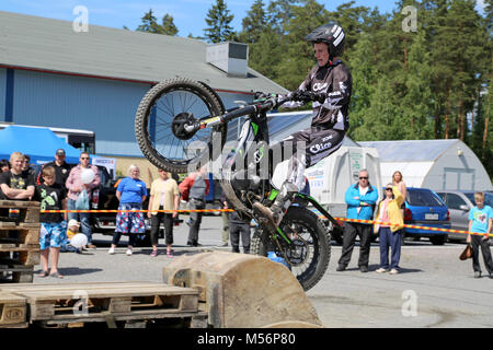 LOIMAA, Finlandia - 15 giugno 2014: campione finlandese Timo Myohanen fornisce al pubblico un eccitante spettacolo in motocicletta prove a HeMa Show 2014 in Loimaa, Foto Stock