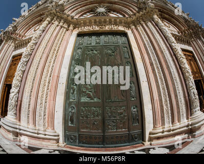 Ampio angolo di visione sull'entrata principale della cattedrale di Siena, Italia Foto Stock