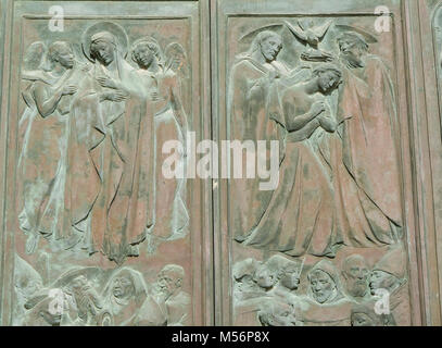 Dettaglio della Porta della riconoscenza, principale porta occidentale della cattedrale di Siena, rappresenta la glorificazione della Vergine Foto Stock