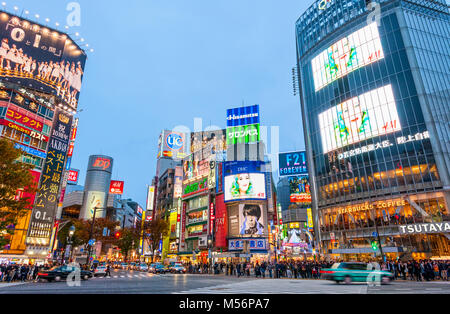 Shibuya di Tokyo attraversando il Giappone Hachiko Square Foto Stock