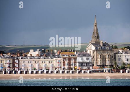 Vista di Weymouth lungomare tra cui chiesa di San Giovanni Evangelista Foto Stock