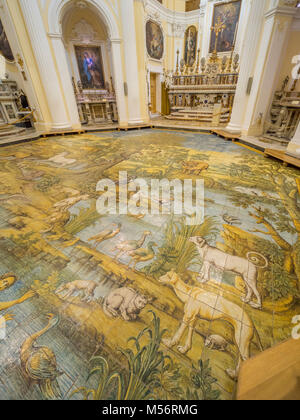 Pavimento della navata in piastrelle di ceramica dipinte a mano della chiesa di San Michele ad Anacapri, sull'isola di Capri. Italia. Foto Stock