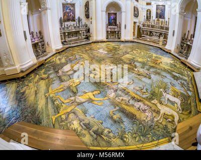 Interno del San Michele chiesa in Anacapri, il pavimento in mosaico di Leonardo Chiaiese. Foto Stock