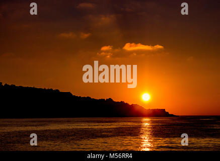 Tramonto sulla penisola di Sorrento e della baia di Napoli, Italia. Foto Stock