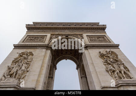 Arc de Triomphe (Arco di Trionfo, o arco trionfale) sulla place de l'Etoile a Parigi, presa dal basso. Si tratta di uno dei più famosi monumenti di Parigi, st Foto Stock