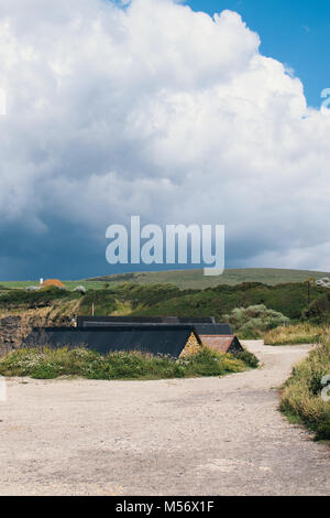 Fascia costiera di nuvole temporalesche a Kimmeridge Bay, Dorset, Inghilterra, Regno Unito. Foto Stock