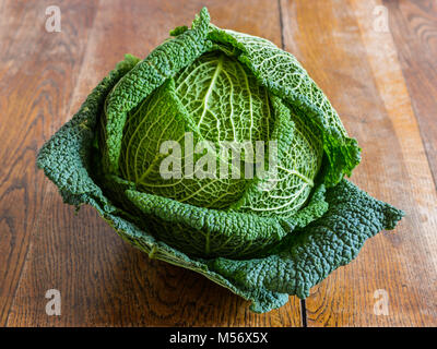 Cabage verde su un paese in legno in stile tabella di cucina. Foto Stock