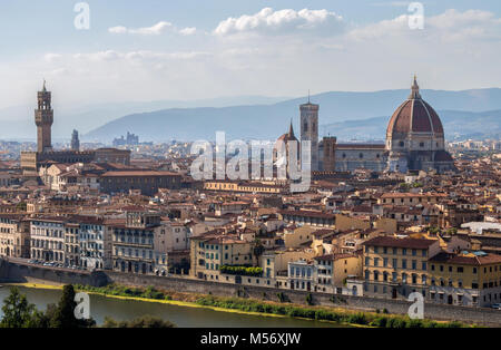 Firenze (Firenze), 28 luglio 2017 - Vista di Santa Maria dei Fiori Chiesa,la cupola (Duomo) e Palazzo Vecchio dal piazzale Michelangelo a Firenze, Foto Stock