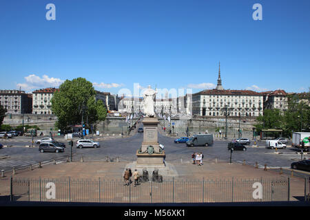 Torino vista aerea di Piazza Vittorio Veneto e la Mole Antonelliana presi da gran Madre di Dio, Italia, Europa Foto Stock