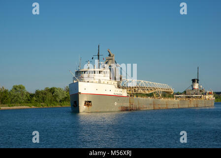 Il Cuyahoga self-scarico di portarinfuse passando attraverso il Welland Canal Foto Stock