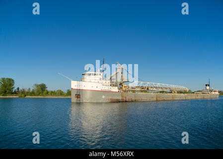 Il Cuyahoga self-scarico di portarinfuse passando attraverso il Welland Canal Foto Stock