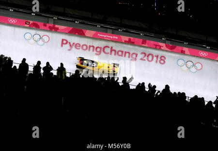 Anna Koehler (pilota) ed Erline Nolte in azione nella Two Woman Bobsleigh Heat 1 al Olympic Sliding Center durante la giornata undici dei Giochi Olimpici invernali di PyeongChang 2018 in Corea del Sud. PREMERE ASSOCIAZIONE foto. Data immagine: Martedì 20 febbraio 2018. Vedi la storia della Pennsylvania Olimpiadi di Bobsleigh. Il credito fotografico dovrebbe essere: Mike Egerton/PA Wire. RESTRIZIONI: Solo per uso editoriale. Nessun uso commerciale. Foto Stock