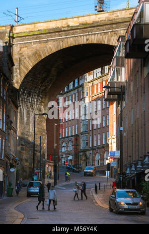 Newcastle upon Tyne Regno Unito, vista del ponte ferroviario e edifici della città vecchia banchina area di lato in Newcastle, Tyne and Wear, England, Regno Unito Foto Stock