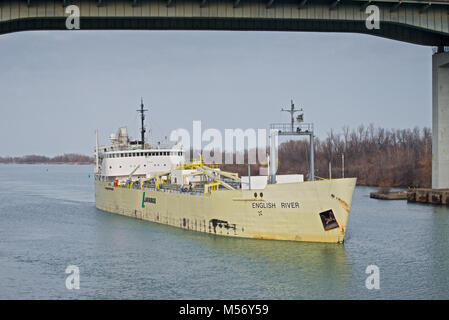 Fiume inglese carrier di cemento passando attraverso il Welland Canal Foto Stock