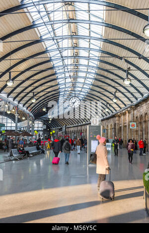 Newcastle upon Tyne Regno Unito, vista dell'interno del Newcastle stazione ferroviaria centrale che mostra la sua ampia con soffitti a volta in stile vittoriano del tetto, Tyne and Wear, Regno Unito Foto Stock