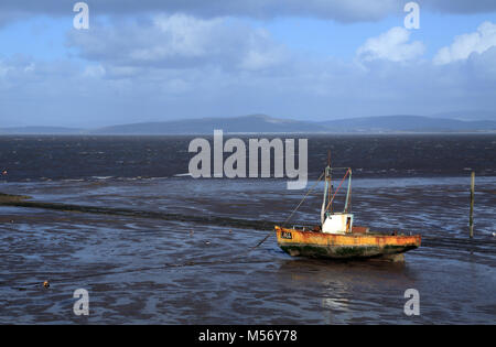 Vista sul fiume Lune dal punto di Sunderland a bassa marea con barca da pesca ormeggiate sulle velme, Sunderland punto, Lancashire, Regno Unito Foto Stock