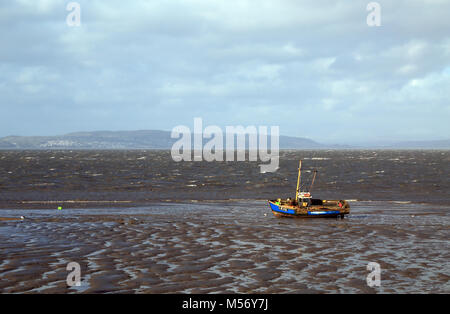 Vista sul fiume Lune dal punto di Sunderland a bassa marea con barca da pesca ormeggiate sulle velme, Sunderland punto, Lancashire, Regno Unito Foto Stock