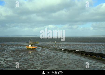 Vista sul fiume Lune dal punto di Sunderland a bassa marea con barca da pesca ormeggiate sulle velme, Sunderland punto, Lancashire, Regno Unito Foto Stock