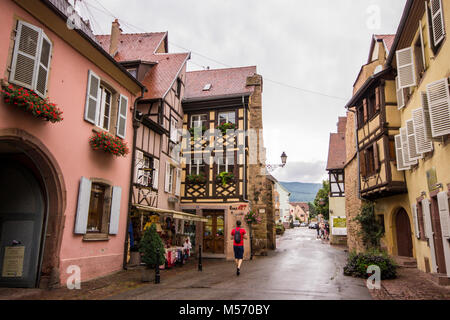 Eguisheim, una cittadina nel dipartimento dell'Alto Reno, Francia, famosa per il suo vino Alsaziano e per essere votato come preferito villaggio francese nel 2013 Foto Stock