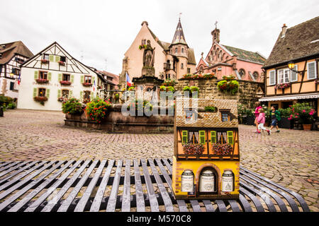 Eguisheim, una cittadina nel dipartimento dell'Alto Reno, Francia, famosa per il suo vino Alsaziano e per essere votato come preferito villaggio francese nel 2013 Foto Stock