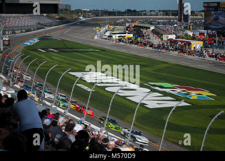 Auto da corsa. International Speedway. Vista dalla tribuna dello stadio su i ventilatori e le auto da corsa vicino fino al tempo della concorrenza. Speedway Foto Stock