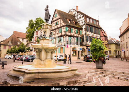 La Fontaine Roesselmann, una famosa fontana e il monumento in Place des Six Montagnes Noires square, Colmar, Alsazia, Francia Foto Stock