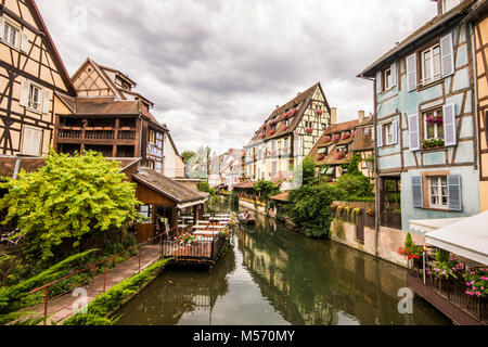Famosa vista della Petite Venise distretto e i suoi canali di Colmar, Alsazia, Francia Foto Stock
