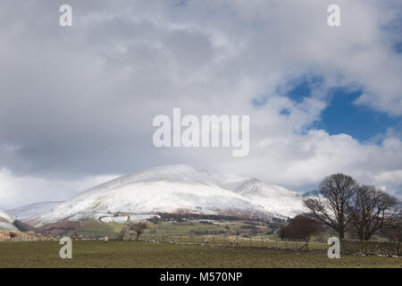 Il Lake District, Cumbria, in inverno con neve sulle cime. Blencathra, Near Keswick, visto da vicino a Tewet Tarn Foto Stock