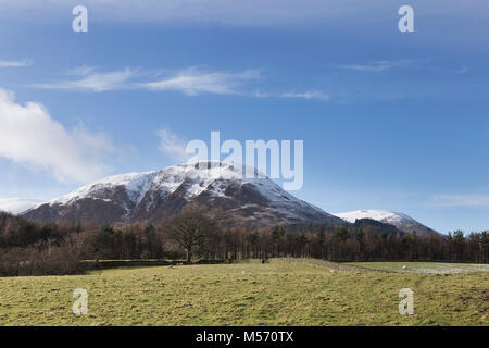 Il Lake District, Cumbria, in inverno con neve sulle cime. Il Carling Knott visto dal Kirkhead, Loweswater Foto Stock