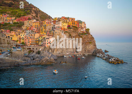 MANAROLA, Italia, Luglio 31, 2017 - Vista di Manarola al tramonto, 5 Terre, provincia della Spezia, costa ligure, Italia. Foto Stock