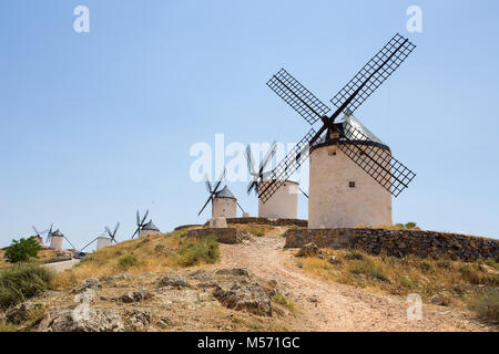 CONSUEGRA, Spagna . Giugno 24, 2016 Gruppo di mulini a vento in Campo de Criptana. La Mancha, Consuegra, Don Chisciotte percorso, Spagna, Europa Foto Stock