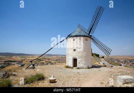 CONSUEGRA, Spagna . Giugno 24, 2016 Gruppo di mulini a vento in Campo de Criptana. La Mancha, Consuegra, Don Chisciotte percorso, Spagna, Europa Foto Stock