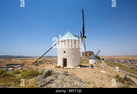 CONSUEGRA, Spagna . Giugno 24, 2016 Gruppo di mulini a vento in Campo de Criptana. La Mancha, Consuegra, Don Chisciotte percorso, Spagna, Europa Foto Stock