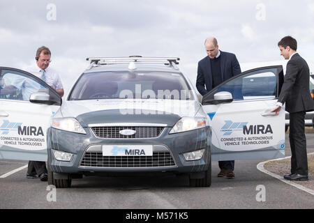 Il Duca di Cambridge entra nel sedile del passeggero del MIRA ADAS veicolo autonomo durante una visita alla MIRA Technology Park a Nuneaton, Warwickshire, che alimenta pionieristico di engineering, ricerca e servizi di test per il settore dei trasporti. MIRA era precedentemente noto come l'industria automobilistica Research Association. Foto Stock