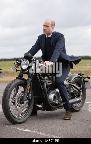 Il Duca di Cambridge si trova su un trionfo Bobber durante una visita alla MIRA Technology Park a Nuneaton, Warwickshire, che alimenta pionieristico di engineering, ricerca e servizi di test per il settore dei trasporti. MIRA era precedentemente noto come l'industria automobilistica Research Association. Foto Stock