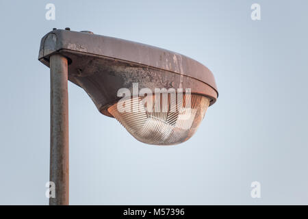 Lampione di strada stretta fino Foto Stock