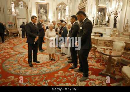 La regina Elisabetta II parla ai partecipanti a un ricevimento per celebrare il Commonwealth comunità della diaspora, nel condurre al massimo i capi di governo del Commonwealth riuniti a Londra in aprile, a Buckingham Palace di Londra. Foto Stock