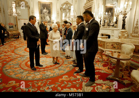 La regina Elisabetta II parla ai partecipanti a un ricevimento per celebrare il Commonwealth comunità della diaspora, nel condurre al massimo i capi di governo del Commonwealth riuniti a Londra in aprile, a Buckingham Palace di Londra. Foto Stock