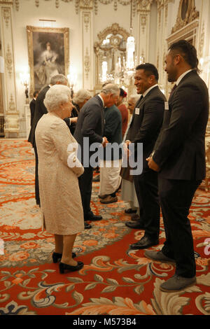 La regina Elisabetta II parla ai partecipanti a un ricevimento per celebrare il Commonwealth comunità della diaspora, nel condurre al massimo i capi di governo del Commonwealth riuniti a Londra in aprile, a Buckingham Palace di Londra. Foto Stock