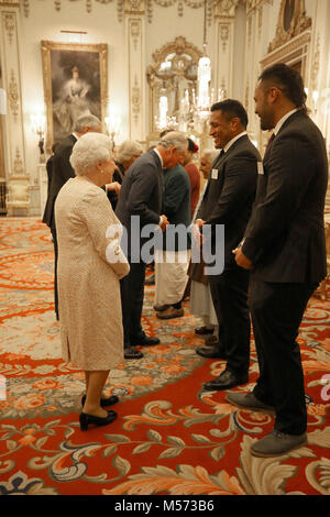 La regina Elisabetta II parla ai partecipanti a un ricevimento per celebrare il Commonwealth comunità della diaspora, nel condurre al massimo i capi di governo del Commonwealth riuniti a Londra in aprile, a Buckingham Palace di Londra. Foto Stock