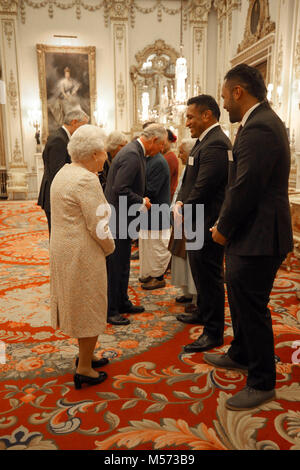 La regina Elisabetta II parla ai partecipanti a un ricevimento per celebrare il Commonwealth comunità della diaspora, nel condurre al massimo i capi di governo del Commonwealth riuniti a Londra in aprile, a Buckingham Palace di Londra. Foto Stock