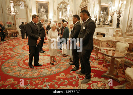 La regina Elisabetta II parla ai partecipanti a un ricevimento per celebrare il Commonwealth comunità della diaspora, nel condurre al massimo i capi di governo del Commonwealth riuniti a Londra in aprile, a Buckingham Palace di Londra. Foto Stock