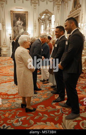 La regina Elisabetta II parla ai partecipanti a un ricevimento per celebrare il Commonwealth comunità della diaspora, nel condurre al massimo i capi di governo del Commonwealth riuniti a Londra in aprile, a Buckingham Palace di Londra. Foto Stock