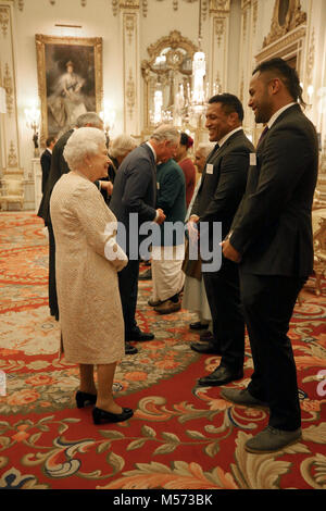 La regina Elisabetta II parla ai partecipanti a un ricevimento per celebrare il Commonwealth comunità della diaspora, nel condurre al massimo i capi di governo del Commonwealth riuniti a Londra in aprile, a Buckingham Palace di Londra. Foto Stock